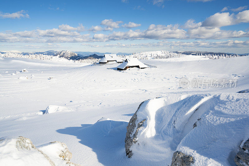 Velika planina，欧洲斯洛文尼亚的大牧场高原，有小屋和多云的蓝天